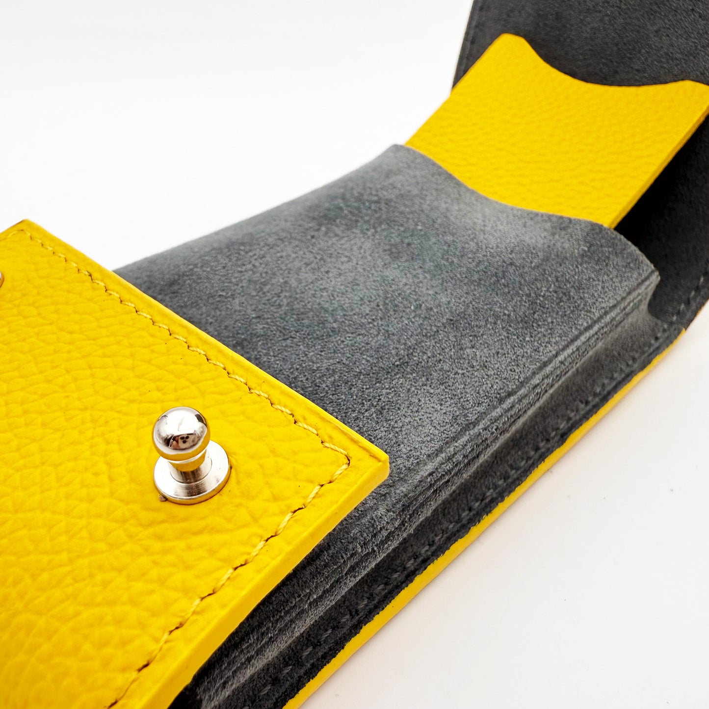 Etui une montre veau grainé jaune
